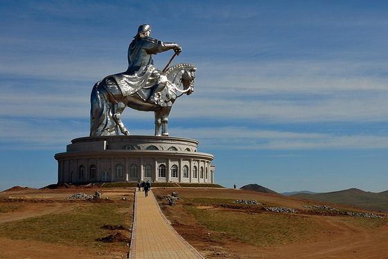 Images du monde... Genghis-Khan-Horse-Statue-Pics