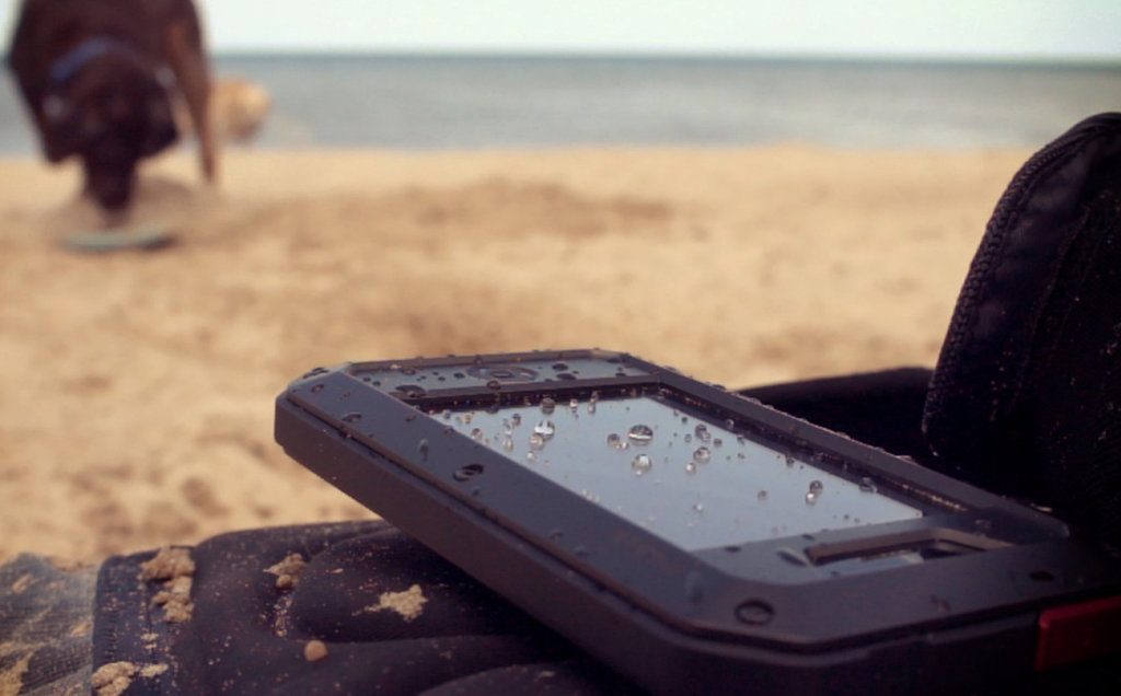 a-review-of-protective-and-waterproof-cases-for-smartphones