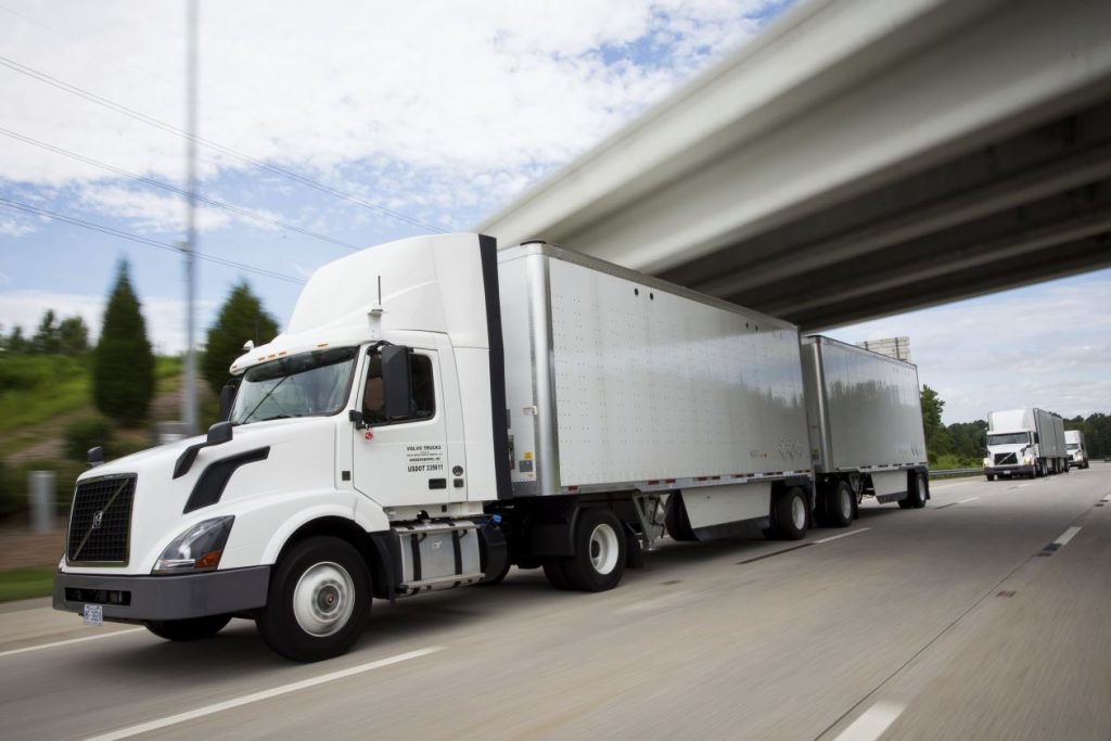 self-driving-technology-threatens-nearly-300-000-trucking-jobs-report-says